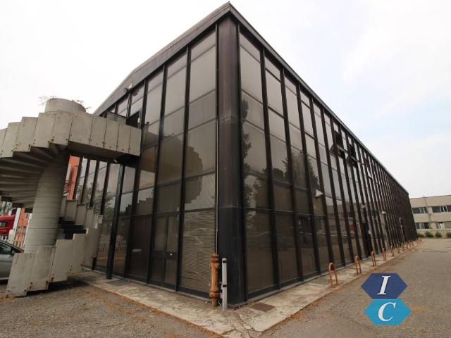 Locale Commerciale in affitto a Oltresempione, Legnano