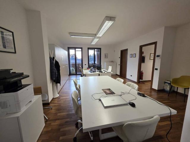 Locale Commerciale in affitto a Oltresempione, Legnano