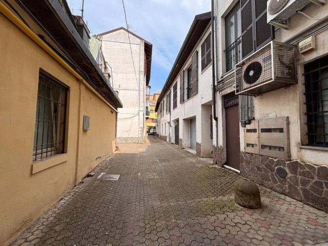 Locale Commerciale in affitto a Oltresempione, Legnano