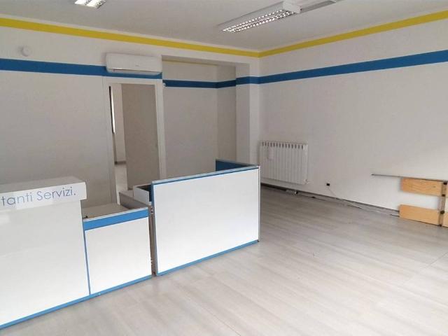 Locale Commerciale in affitto a Oltresempione, Legnano