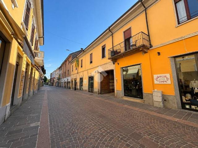 Locale Commerciale in affitto a Oltresempione, Legnano
