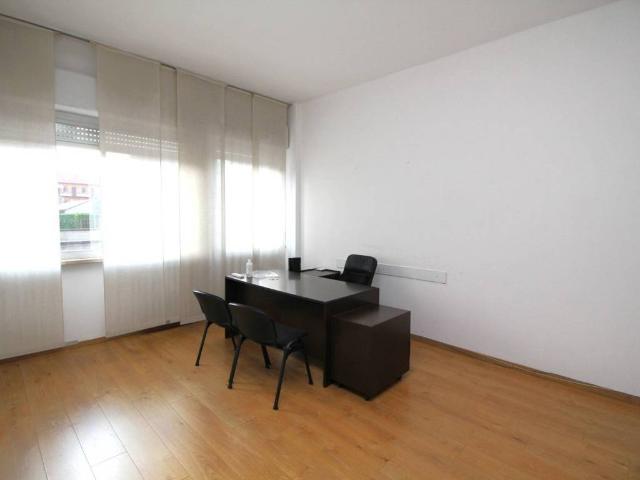 Locale Commerciale in affitto a Oltresempione, Legnano