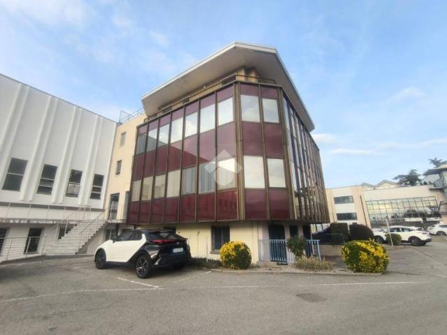 Locale Commerciale in affitto a Oltresempione, Legnano