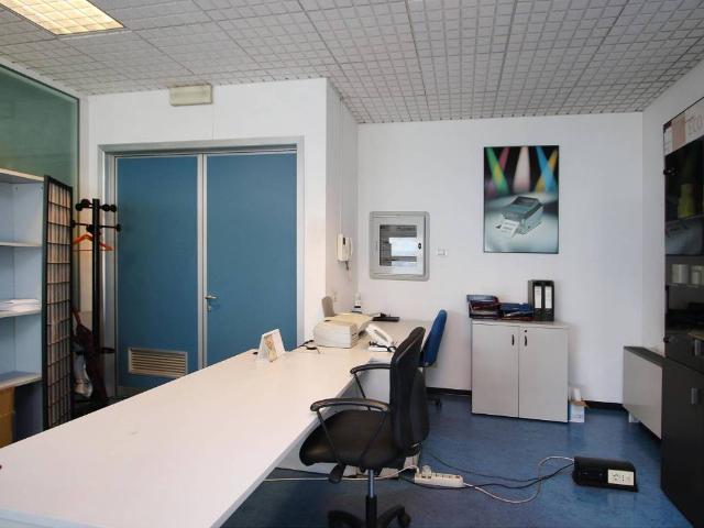 Locale Commerciale in affitto a Oltrestazione, Legnano