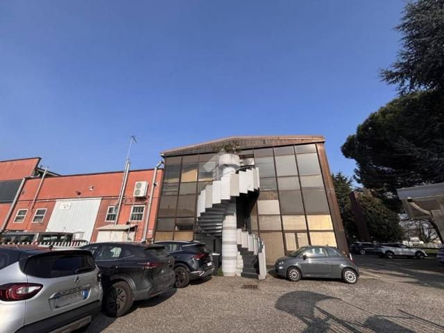 Locale Commerciale in affitto a Oltresempione, Legnano