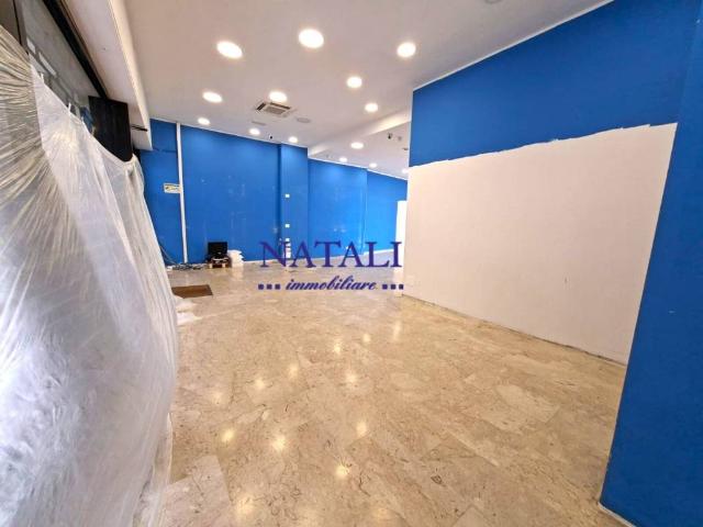 Locale Commerciale in affitto a Oltresempione, Legnano