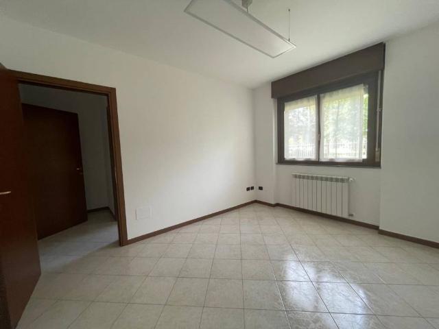 Locale Commerciale in affitto a Oltrestazione, Legnano