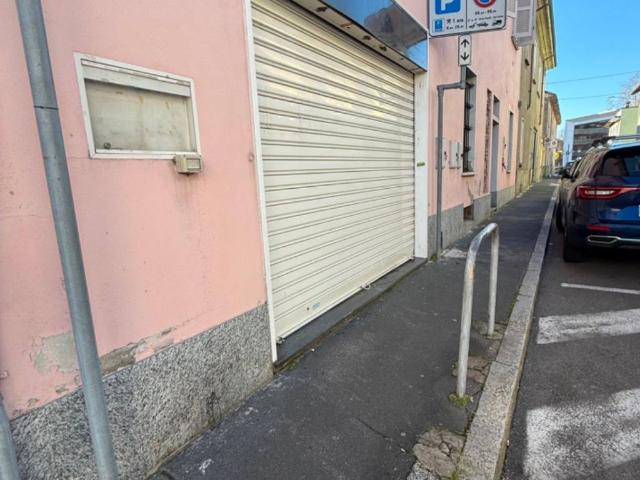 Locale Commerciale in affitto a Oltresempione, Legnano