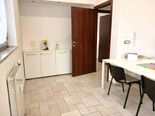 Locale Commerciale in affitto a Sant'Erasmo, Legnano