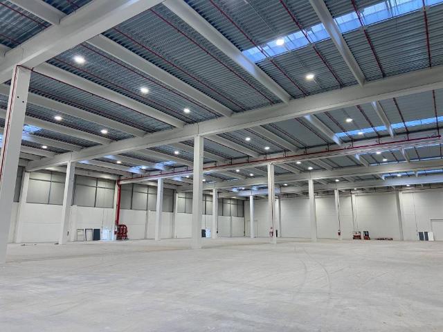 Locale Commerciale in affitto a Oltresempione, Legnano