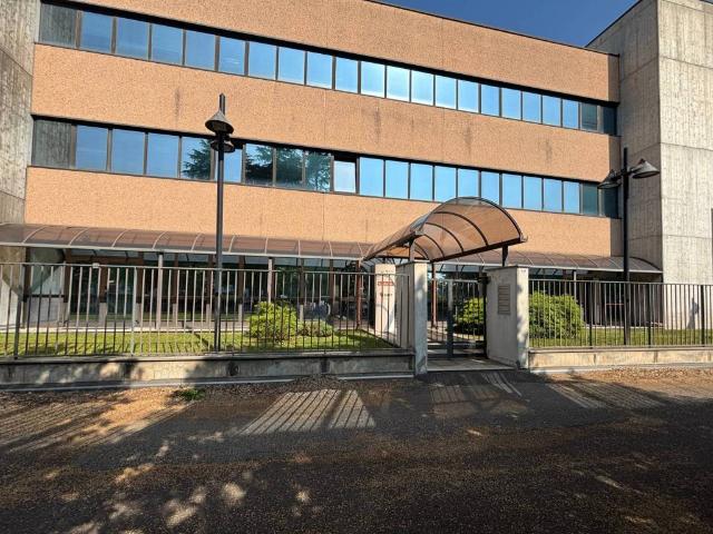 Locale Commerciale in affitto a Oltresempione, Legnano