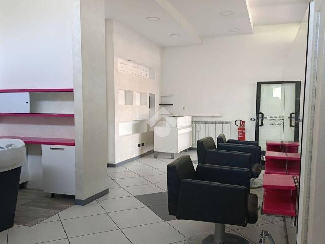 Locale Commerciale in affitto a Oltrestazione, Legnano