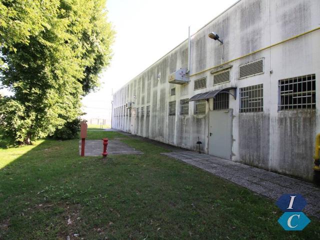 Locale Commerciale in affitto a Oltresempione, Legnano