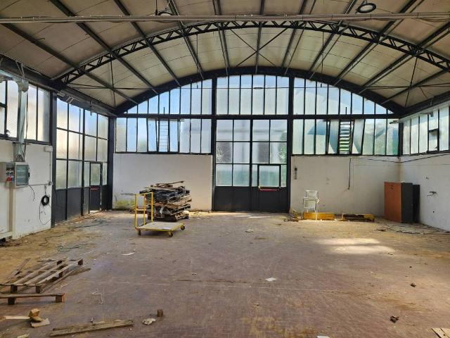 Locale Commerciale in affitto a Mocchirolo, Lentate Sul Seveso