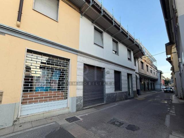 Locale Commerciale in affitto a Lentate Sul Seveso, Lombardia