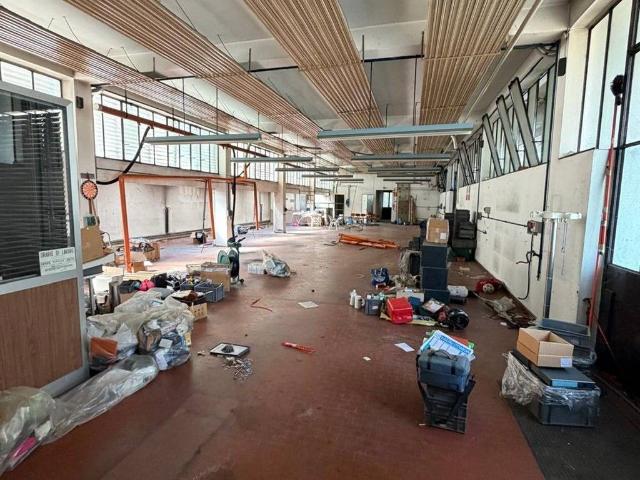 Locale Commerciale in affitto a Birago, Lentate sul Seveso