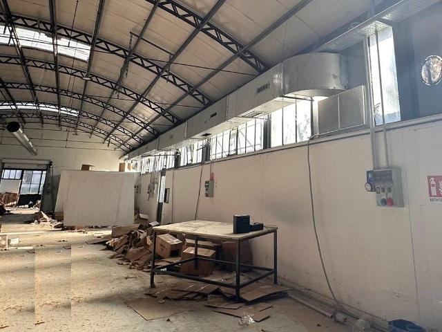 Locale Commerciale in affitto a Mocchirolo, Lentate Sul Seveso