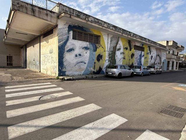 Locale Commerciale in affitto a Dragoni, Puglia