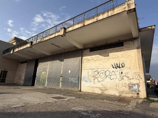 Locale Commerciale in affitto a Dragoni, Puglia