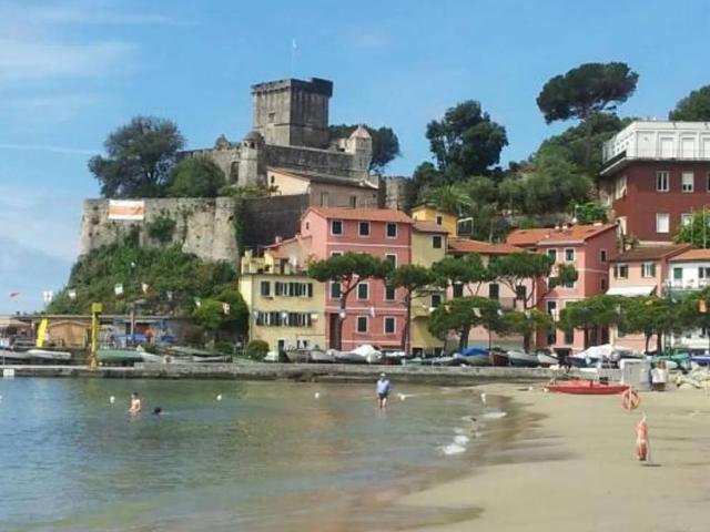 Locale Commerciale in affitto a Lerici, Liguria