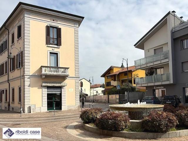 Locale Commerciale in affitto a Lesmo, Lombardia