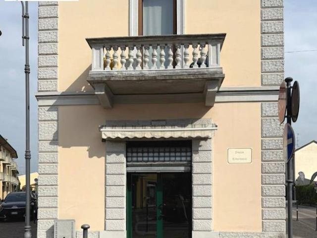 Locale Commerciale in affitto a Lesmo, Lombardia