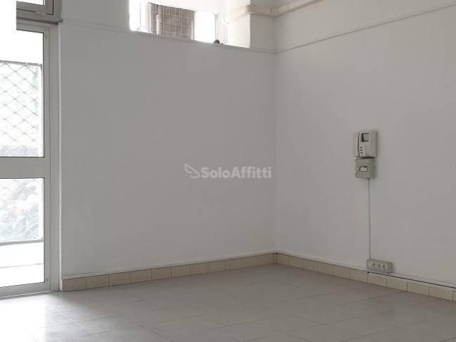 Locale Commerciale in affitto a Limbiate, San Francesco