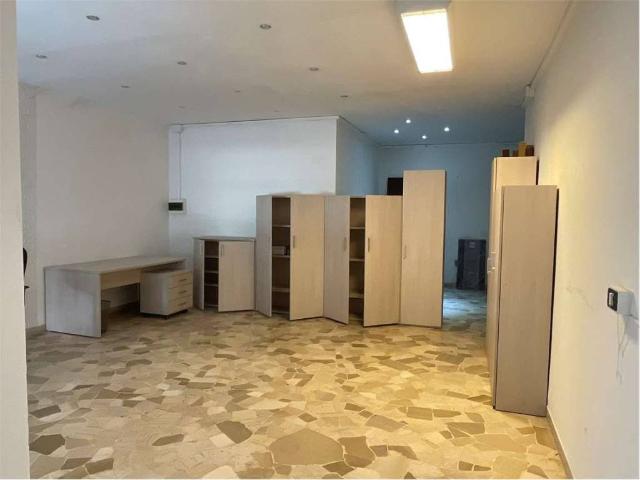 Locale Commerciale in affitto a Limbiate, Lombardia