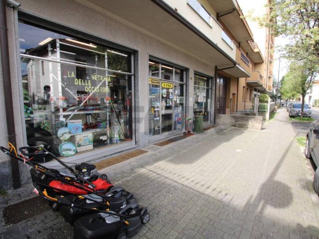 Locale Commerciale in affitto a Ceresolo, Limbiate