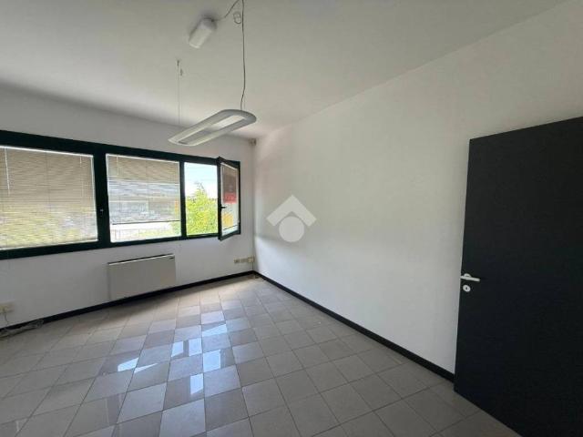 Locale Commerciale in affitto a Marchesi, Limena