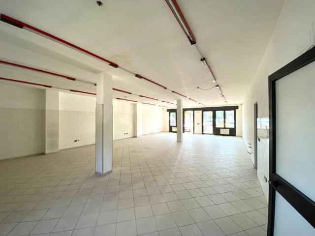 Locale Commerciale in affitto a Limena, Veneto