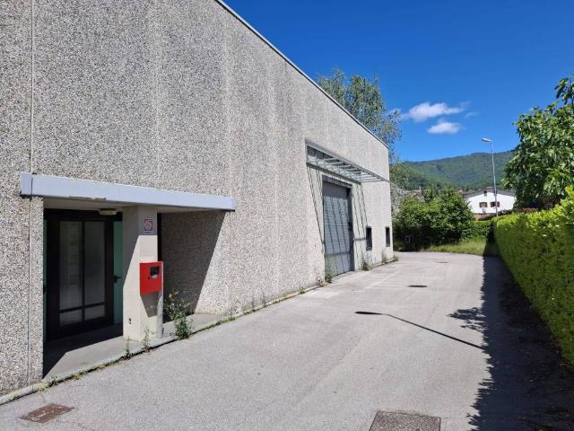 Locale Commerciale in affitto a Lipomo, Lombardia