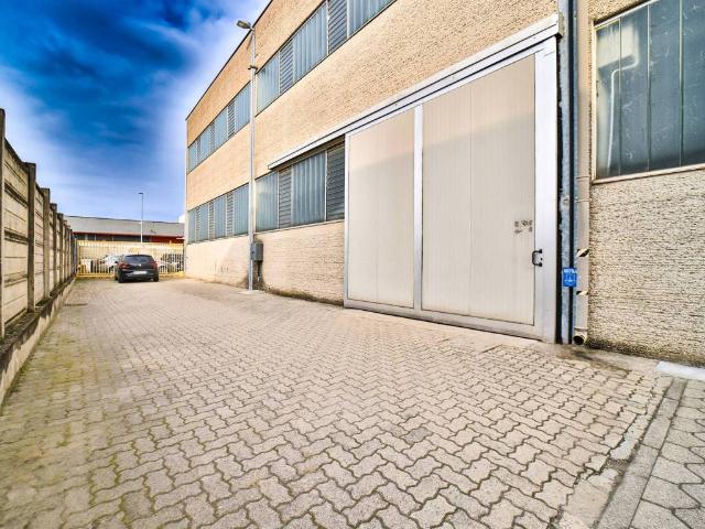 Locale Commerciale in affitto a Liscate, Lombardia
