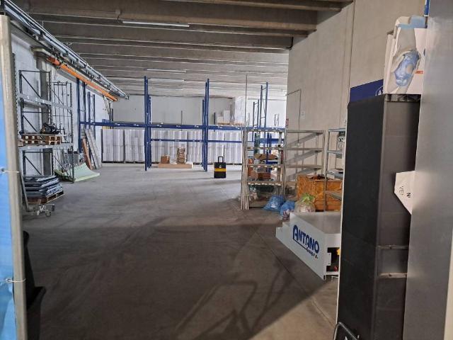 Locale Commerciale in affitto a Liscate, Lombardia