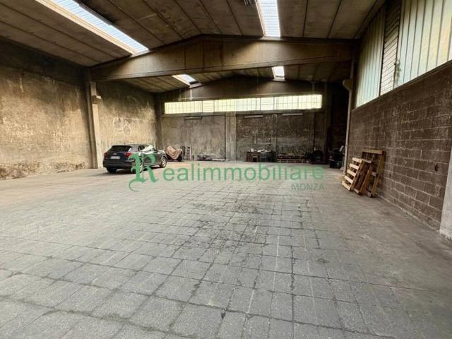 Locale Commerciale in affitto a Macherio, Lombardia