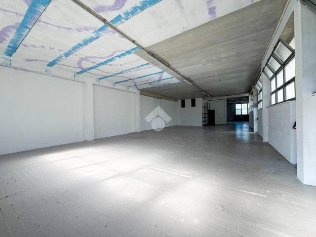 Locale Commerciale in affitto a Da là dal Punt, Lissone