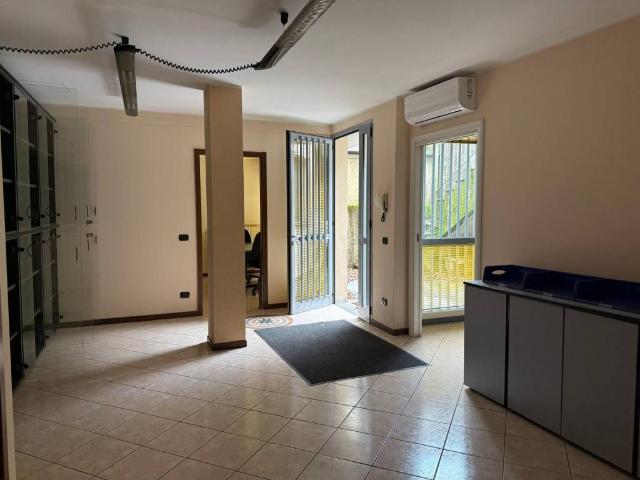 Locale Commerciale in affitto a Lissone, CIM