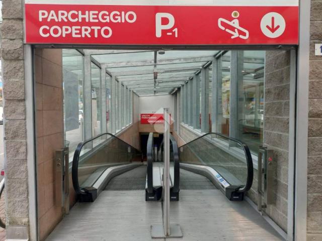 Locale Commerciale in affitto a Bareggia, Lissone