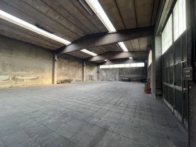 Locale Commerciale in affitto a Bareggia, Lissone
