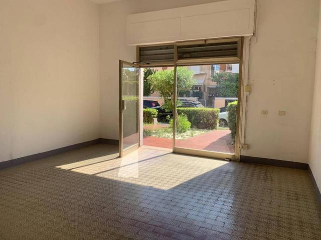 Locale Commerciale in affitto a Ardenza, Livorno