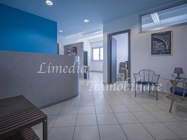 Locale Commerciale in affitto a Salviano, Livorno