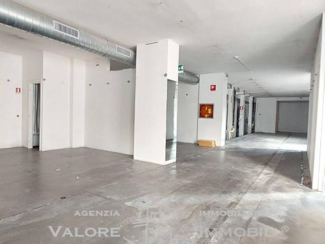 Locale Commerciale in affitto a Livorno, Toscana