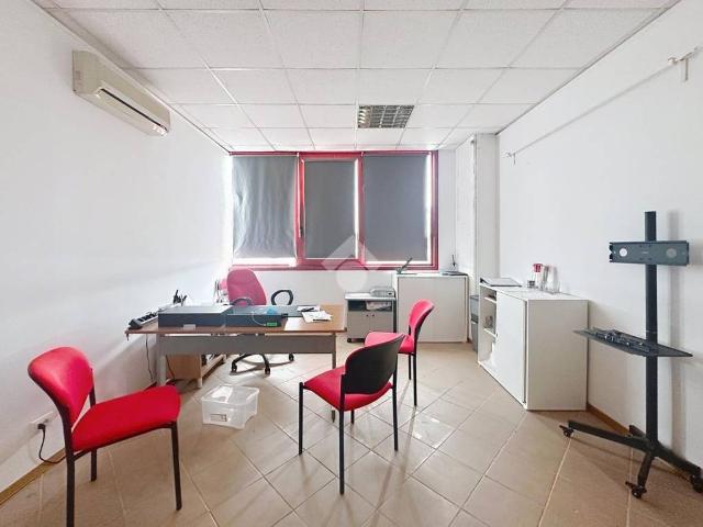 Locale Commerciale in affitto a Livorno, Toscana