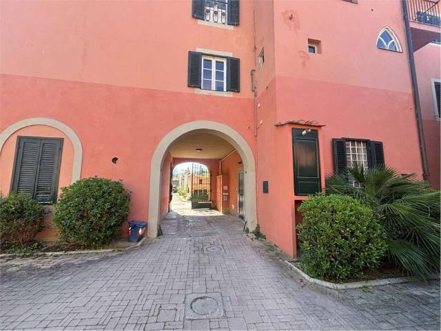Locale Commerciale in affitto a Borgo Cappuccini, Livorno