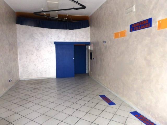 Locale Commerciale in affitto a Sorgenti, Livorno