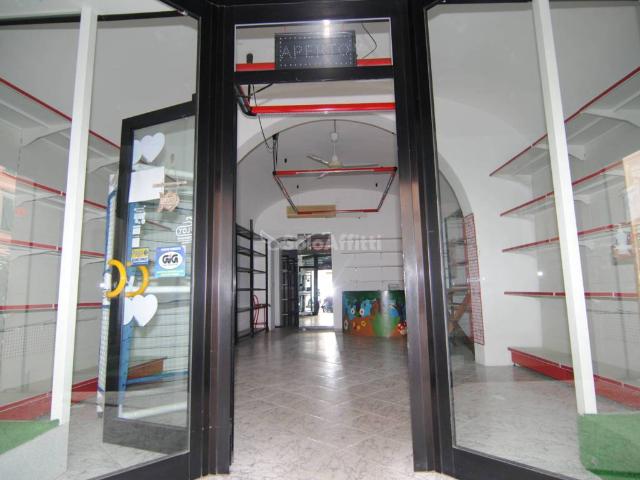 Locale Commerciale in affitto a Ardenza, Livorno