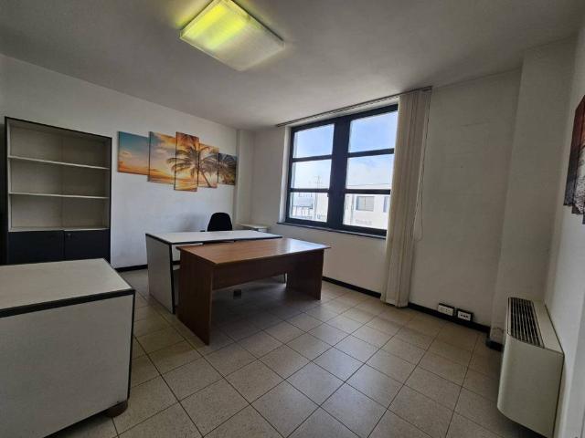 Locale Commerciale in affitto a Torretta, Livorno
