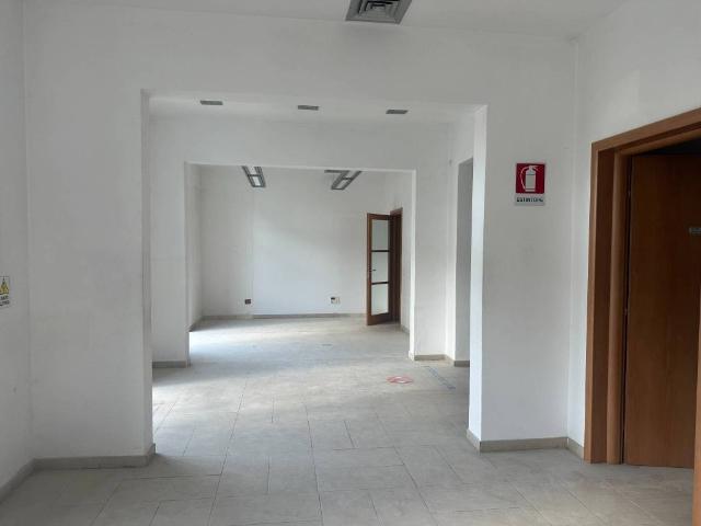 Locale Commerciale in affitto a Fabbricotti, Livorno