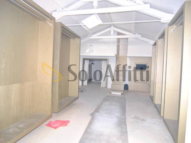 Locale Commerciale in affitto a Largo Attias, Livorno