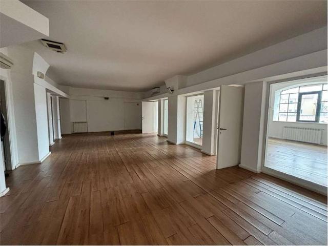 Locale Commerciale in affitto a Livorno